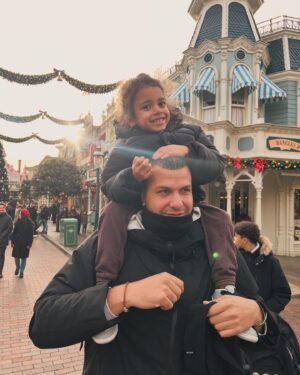 Rita Pereira Instagram - Dia de aniversário perfeito na @disneylandparis ✨🏰✨

São 5 anos do maior amor do universo. Que amor difícil de explicar, que amor único, tão único que chega a ser estranho. Um amor que me faz viver os melhores momentos e os piores pensamentos, um medo inexplicável, um medo do qual fujo todos os dias mas, um amor que quero viver para sempre. Meu Lonô 🤎

#disneylandXmas