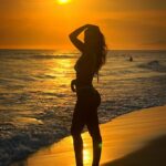 Rita Pereira Instagram - “Eu quero ver o pôr do sol, lindo como ele só” - Djavan E aqui no Rio esta música faz ainda mais sentido. Obrigada @sergiorbaia pelas fotos lindas 🤎 #riodejaneiro #praiadabarra #praiadopepe #brasil #working #sunset #pordosol #beautifuldestinations #beach #sand #sun #sea #love #missinghome #goodvibes #positivevibes
