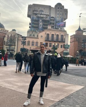Rita Pereira Instagram - Dia de aniversário perfeito na @disneylandparis ✨🏰✨

São 5 anos do maior amor do universo. Que amor difícil de explicar, que amor único, tão único que chega a ser estranho. Um amor que me faz viver os melhores momentos e os piores pensamentos, um medo inexplicável, um medo do qual fujo todos os dias mas, um amor que quero viver para sempre. Meu Lonô 🤎

#disneylandXmas