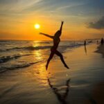 Rita Pereira Instagram - “Eu quero ver o pôr do sol, lindo como ele só” - Djavan E aqui no Rio esta música faz ainda mais sentido. Obrigada @sergiorbaia pelas fotos lindas 🤎 #riodejaneiro #praiadabarra #praiadopepe #brasil #working #sunset #pordosol #beautifuldestinations #beach #sand #sun #sea #love #missinghome #goodvibes #positivevibes