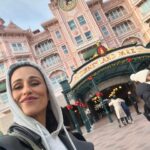 Rita Pereira Instagram - Dia de aniversário perfeito na @disneylandparis ✨🏰✨ São 5 anos do maior amor do universo. Que amor difícil de explicar, que amor único, tão único que chega a ser estranho. Um amor que me faz viver os melhores momentos e os piores pensamentos, um medo inexplicável, um medo do qual fujo todos os dias mas, um amor que quero viver para sempre. Meu Lonô 🤎 #disneylandXmas