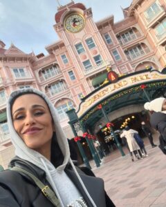 Rita Pereira Instagram - Dia de aniversário perfeito na @disneylandparis ✨🏰✨ São 5 anos do maior amor do universo. Que amor difícil de explicar, que amor único, tão único que chega a ser estranho. Um amor que me faz viver os melhores momentos e os piores pensamentos, um medo inexplicável, um medo do qual fujo todos os dias mas, um amor que quero viver para sempre. Meu Lonô 🤎 #disneylandXmas