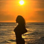 Rita Pereira Instagram - “Eu quero ver o pôr do sol, lindo como ele só” - Djavan E aqui no Rio esta música faz ainda mais sentido. Obrigada @sergiorbaia pelas fotos lindas 🤎 #riodejaneiro #praiadabarra #praiadopepe #brasil #working #sunset #pordosol #beautifuldestinations #beach #sand #sun #sea #love #missinghome #goodvibes #positivevibes