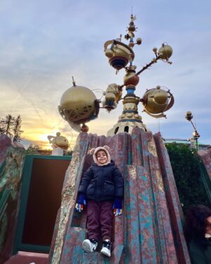 Rita Pereira Instagram - Dia de aniversário perfeito na @disneylandparis ✨🏰✨

São 5 anos do maior amor do universo. Que amor difícil de explicar, que amor único, tão único que chega a ser estranho. Um amor que me faz viver os melhores momentos e os piores pensamentos, um medo inexplicável, um medo do qual fujo todos os dias mas, um amor que quero viver para sempre. Meu Lonô 🤎

#disneylandXmas