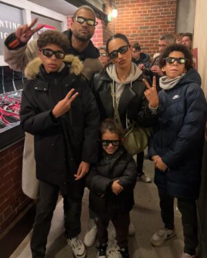 Rita Pereira Instagram - Dia de aniversário perfeito na @disneylandparis ✨🏰✨

São 5 anos do maior amor do universo. Que amor difícil de explicar, que amor único, tão único que chega a ser estranho. Um amor que me faz viver os melhores momentos e os piores pensamentos, um medo inexplicável, um medo do qual fujo todos os dias mas, um amor que quero viver para sempre. Meu Lonô 🤎

#disneylandXmas