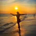 Rita Pereira Instagram - “Eu quero ver o pôr do sol, lindo como ele só” - Djavan E aqui no Rio esta música faz ainda mais sentido. Obrigada @sergiorbaia pelas fotos lindas 🤎 #riodejaneiro #praiadabarra #praiadopepe #brasil #working #sunset #pordosol #beautifuldestinations #beach #sand #sun #sea #love #missinghome #goodvibes #positivevibes