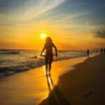 Rita Pereira Instagram - “Eu quero ver o pôr do sol, lindo como ele só” - Djavan E aqui no Rio esta música faz ainda mais sentido. Obrigada @sergiorbaia pelas fotos lindas 🤎 #riodejaneiro #praiadabarra #praiadopepe #brasil #working #sunset #pordosol #beautifuldestinations #beach #sand #sun #sea #love #missinghome #goodvibes #positivevibes