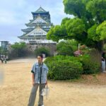 Rita Pereira Instagram - Diz-me onde estás sem me dizeres onde estás. 🐶👘🏯🥷🧺🚅🗼 #osaka #japan #osakacastle #bullettrain #backtotokyo