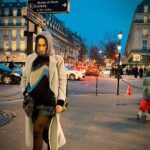 Rita Pereira Instagram - Tentei passear no centro de Paris dia 26 de Dezembro. Missão abortada aos 35 mn de tentativa. Fica para a próxima. Adeus Paris. PS- O casaco do outfi é o mesmo de ontem mas sem a flor @atelierfusion 🤍