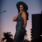 Rita Pereira Instagram - I’m back!!! E se é para voltar aos ecrãs e ao red carpet tem de ser como eu vos habituei, certo?! 😜 O outfit foi desenhado por mim em colaboração com a @atelierfusion as maravilhosas, únicas, incríveis manas Liliana e Cláudia que me fizeram brilhar neste ideia de vestido e chapéu de denim. Obrigada manas, vocês arrasam!!!! Este outfit é um preview, que é como quem diz, uma apresentação do que vai ser a nossa nova coleção que sai em breve. Vocês vão adorar!!!!! Eu tenho a certeza!!! Parabéns @tvioficial 🥳 São 31 anos, 20 juntos 🤎 #galatvi #aniversariotvi #tvi #redcarpet