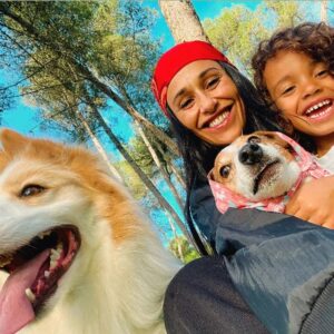 Rita Pereira Instagram - A nossa tarde foi passada no campo, a explorar, a descobrir, a correr por novos caminhos, a cheirar as flores, a cansar os cães, a dançar e a rir. É tão simples e faz-nos tão felizes. PS- E a “cara” da Heyvi a odiar o lenço no cabeça 😂😂😂 #dogsofinstagram #dog #dogsandkids #passeios #mom #son #happiness #goodvibes