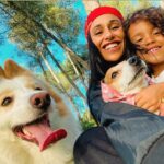 Rita Pereira Instagram - A nossa tarde foi passada no campo, a explorar, a descobrir, a correr por novos caminhos, a cheirar as flores, a cansar os cães, a dançar e a rir. É tão simples e faz-nos tão felizes. PS- E a “cara” da Heyvi a odiar o lenço no cabeça 😂😂😂 #dogsofinstagram #dog #dogsandkids #passeios #mom #son #happiness #goodvibes