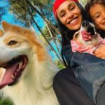 Rita Pereira Instagram - A nossa tarde foi passada no campo, a explorar, a descobrir, a correr por novos caminhos, a cheirar as flores, a cansar os cães, a dançar e a rir. É tão simples e faz-nos tão felizes. PS- E a “cara” da Heyvi a odiar o lenço no cabeça 😂😂😂 #dogsofinstagram #dog #dogsandkids #passeios #mom #son #happiness #goodvibes