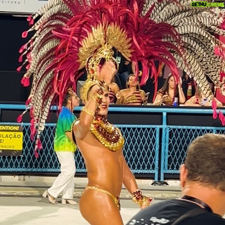 Rita Pereira Instagram - O Carnaval no Brasil 🇧🇷 Já não é a primeira vez que vou, já tive até a sorte de desfilar num destes carros alegóricos e foi das experiências mais emocionantes da minha vida, mas todos os anos a emoção é gigante porque realmente, esta competição é única. A mistura de pessoas, a cultura, a arte, a dedicação, a inclusão, a cor, os carros alegóricos, as fantasias, o amor que se vê no rosto de cada participante, tudo isto é muito especial. Aconselho muito tentarem viver esta experiência. @nossocamarote @marquesdesapucaioficial #carnavaldorio #riodejaneiro #goodvibes