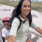Rita Pereira Instagram - Levei o Lonô a dar uma volta de bike no calçadão do Rio de Janeiro. Eu ia começar a filmar-nos quando ele me pede para filmar. Agora, atentos “sáxavor” às expressões ao longo do passeio e, quando do nada, ele me lança um “xetope!!! Xetope!!!” 🤣🤣🤣 Tive de partilhar para alegrar a vossa vida 😉🫶🏾 #calçadão #riodejaneiro #praia #beach #chinelo #passeio #bike #ride #family