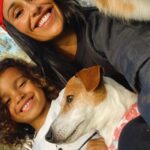 Rita Pereira Instagram - A nossa tarde foi passada no campo, a explorar, a descobrir, a correr por novos caminhos, a cheirar as flores, a cansar os cães, a dançar e a rir. É tão simples e faz-nos tão felizes. PS- E a “cara” da Heyvi a odiar o lenço no cabeça 😂😂😂 #dogsofinstagram #dog #dogsandkids #passeios #mom #son #happiness #goodvibes