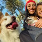 Rita Pereira Instagram - A nossa tarde foi passada no campo, a explorar, a descobrir, a correr por novos caminhos, a cheirar as flores, a cansar os cães, a dançar e a rir. É tão simples e faz-nos tão felizes. PS- E a “cara” da Heyvi a odiar o lenço no cabeça 😂😂😂 #dogsofinstagram #dog #dogsandkids #passeios #mom #son #happiness #goodvibes