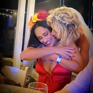 Rita Pereira Instagram - A foto não tem uma qualidade incrível mas a emoção que vive neste abraço é para lá de incrível. Esta é a única foto que tenho com a minha tia/madrinha no casamento dela porque, praticamente não peguei no telefone. Na verdade, pouco estive no telefone nestas férias de família, quis aproveitar cada segundo com eles, como que a compensar os anos que não nos vemos…e foram muitos…que parvoíce… Vamos adiando momentos, vamos dizendo “próximo ano vou aí ver-vos” e os anos vão passando…porquê?! Não vou deixar que isto aconteça de novo, não vou deixar. Eu sei que o Canadá não é aqui ao lado mas há que priorizar o que é realmente importante, a família. Mas sabem o que é mais especial?! Estivemos anos sem nos vermos pessoalmente mas parece que estivemos sempre juntos. O amor é o mesmo, as conversas, as gargalhada, os ideais, não mudou nada. Tão bom. Que reunião tão boa, que férias em família tão boas. I love you guys 🤎 See you soon, I promise.