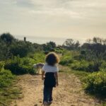 Rita Pereira Instagram - A nossa tarde foi passada no campo, a explorar, a descobrir, a correr por novos caminhos, a cheirar as flores, a cansar os cães, a dançar e a rir. É tão simples e faz-nos tão felizes. PS- E a “cara” da Heyvi a odiar o lenço no cabeça 😂😂😂 #dogsofinstagram #dog #dogsandkids #passeios #mom #son #happiness #goodvibes