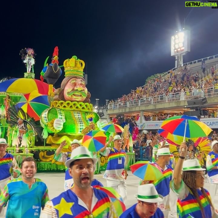 Rita Pereira Instagram - O Carnaval no Brasil 🇧🇷 Já não é a primeira vez que vou, já tive até a sorte de desfilar num destes carros alegóricos e foi das experiências mais emocionantes da minha vida, mas todos os anos a emoção é gigante porque realmente, esta competição é única. A mistura de pessoas, a cultura, a arte, a dedicação, a inclusão, a cor, os carros alegóricos, as fantasias, o amor que se vê no rosto de cada participante, tudo isto é muito especial. Aconselho muito tentarem viver esta experiência. @nossocamarote @marquesdesapucaioficial #carnavaldorio #riodejaneiro #goodvibes