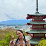 Rita Pereira Instagram - Ele é o protagonista deste post. É ele comigo, é ele connosco, é ele com o Lonô, é ele na tampa do esgoto, é ele sozinho, envergonhado atrás das nuvens mas, é tudo ele, o encantador Monte Fuji 🗻 Ah mas já agora, para quem perguntou, os morangos brancos japoneses são ótimos e super doces 😉 #montefuji #fujimountain #fujijapan #fuji #japan #travel #travelphotography #travelgram #traveljapan