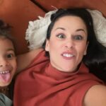 Rita Pereira Instagram - Passámos o sábado na sala. A ver televisão, a relaxar no sofá, a brincar com tartarugas ninja, jogar ás damas (estou a ensiná-lo), jogos no iPad, brincámos no jardim os únicos 10mn que não choveu, mas basicamente, não fizemos nada de especial e quando isto acontece fico assim com um sentimento meio de culpa por não o ter levado a lado nenhum…na verdade ele é que disse que não queria sair de casa mas… Vocês pais também se sentem assim quando passam o dia fechados com os filhos em casa?!