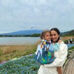 Rita Pereira Instagram - Ele é o protagonista deste post. É ele comigo, é ele connosco, é ele com o Lonô, é ele na tampa do esgoto, é ele sozinho, envergonhado atrás das nuvens mas, é tudo ele, o encantador Monte Fuji 🗻 Ah mas já agora, para quem perguntou, os morangos brancos japoneses são ótimos e super doces 😉 #montefuji #fujimountain #fujijapan #fuji #japan #travel #travelphotography #travelgram #traveljapan