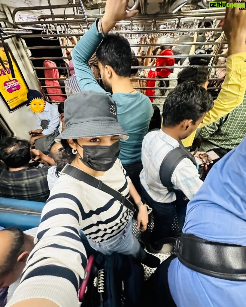 Ritika Singh Instagram - The boys in the second slide saw my bagpack is full of keychains and went on to add more 😂♥️ They don’t remember me, coz I’m always masked up. But I met them in my train last week too. Managed to evade them then, but last night they won 🫶🏻 #mumbailocaldiaries