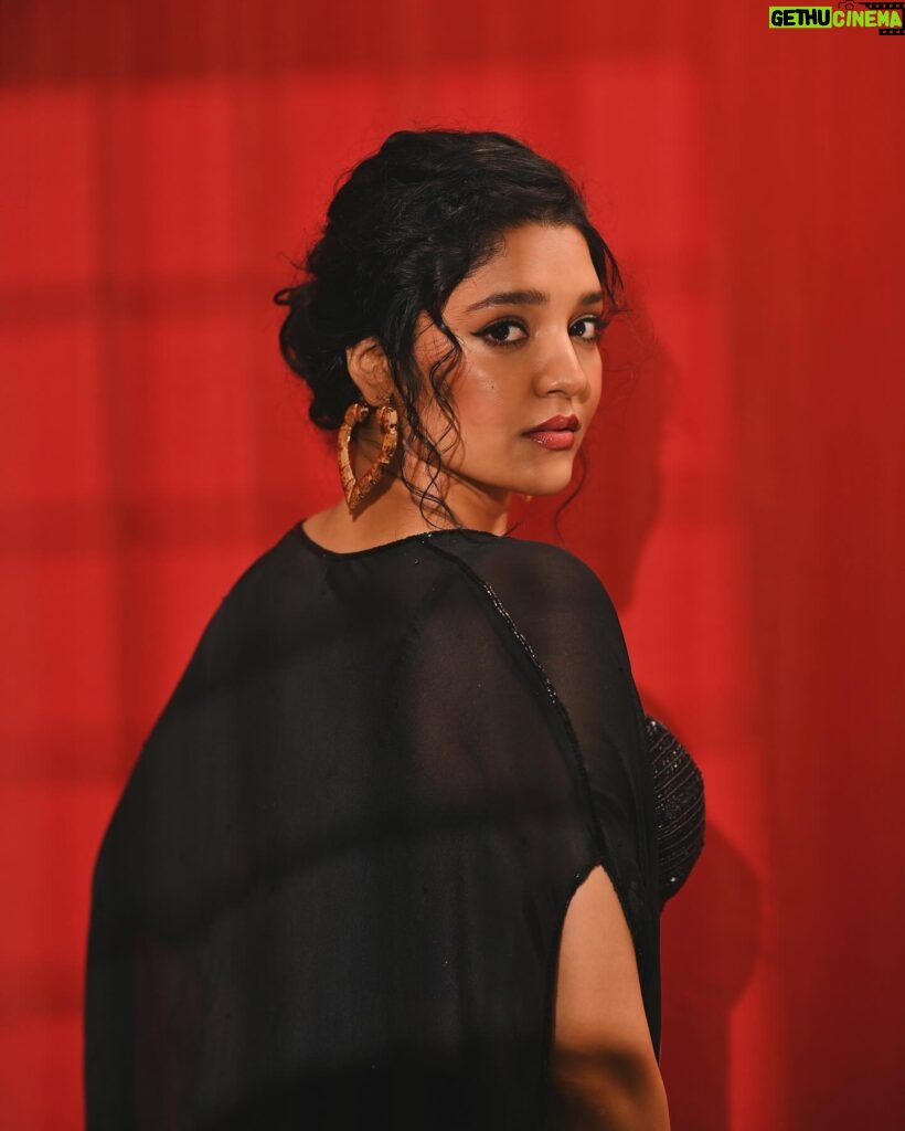 Ritika Singh Instagram - 🖤 Styled by @officialanahita Wearing: @_anjali_jha_____ Earrings: @pipabella Bracelet: @bloombysushmita Makeup: @makeupwithshruthi Hair: @suganthi.themua Style team: @pranathivarma.k Pictures: @saicharanthejareddyphotography