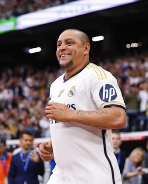 Roberto Carlos Instagram - ¡Encantado de veros a todos, Madridistas!
Gran día de muchos recuerdos en nuestra casa. 
¡Enhorabuena a la @Fundacion.RealMadrid y al @RealMadrid por esta iniciativa con el Corazón Classic Match!