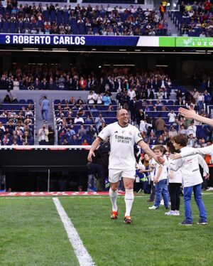 Roberto Carlos Instagram - ¡Encantado de veros a todos, Madridistas!
Gran día de muchos recuerdos en nuestra casa. 
¡Enhorabuena a la @Fundacion.RealMadrid y al @RealMadrid por esta iniciativa con el Corazón Classic Match!