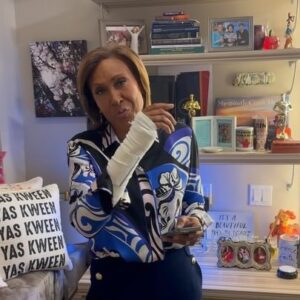 Robin Roberts Instagram - Good morning! Happy May 1st #rabbitrabbit…Glam Fam and I would like to share with you a bit of #wednesdaywisdom 
#cmon 👍🏽