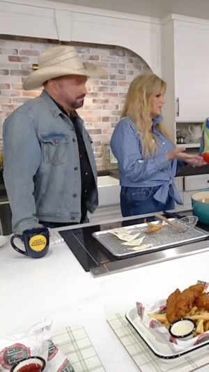 Robin Roberts Instagram - If it’s not a love story like @garthbrooks and @trishayearwood, we don’t want it! ❤️

#garthbrooks #trishayearwood #engagement #story #couple #marriage