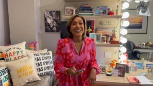 Robin Roberts Instagram - Happy Valentine’s Day & Happy Birthday to my sister Sally-Ann!
Glam Fam & I would like to share with you a bit of #WednesdayWisdom 
#cmon 😘