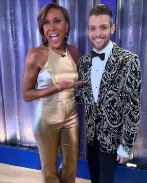 Robin Roberts Instagram - Very grateful to the fabu @christopherpalunewyork for designing this golden jumper for our @goodmorningamerica Oscars After Party! He was also a great guest on our show this morning.👏🏽🌟