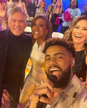 Robin Roberts Instagram - POV: you’re mid performance but want to take a selfie with @robinrobertsgma, @samchampion, and @rebeccajarvis ❤️