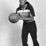 Robin Roberts Instagram - Happy #ThrowbackThursday...all this talk about college basketball star @caitlinclark22 has me reminiscing about my playing days at @oursoutheastern…#LionUp! 💚💛