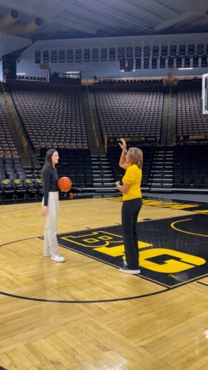 Robin Roberts Instagram - Couldn’t leave Carver-Hawkeye arena without getting in some shots! Been awhile since I dusted off the sneakers and stepped on the court, so I got some tips from someone who knows a thing or two about shooting hoops. Thanks for the assist @caitlinclark22! 😉