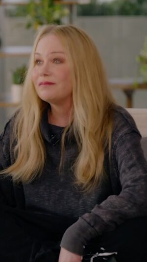Robin Roberts Instagram - EXCLUSIVE: Christina Applegate gives an emotional and powerful interview to @robinrobertsgma on her MS diagnosis, grieving and her bond with @jamielynnsigler: “They call it the invisible disease but it can be very lonely because it’s hard to explain to people.”

#christinaapplegate #multiplesclerosis #exclusive