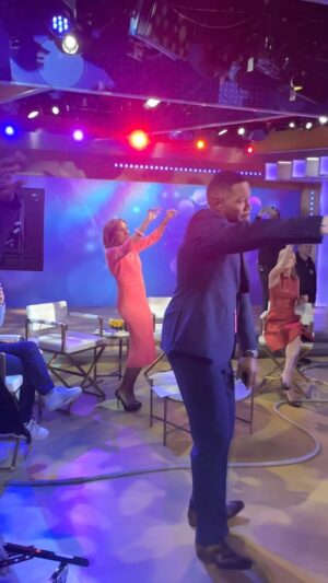 Robin Roberts Instagram - It’s a party in Times Square and we’re taking it 🔙 to the 90s with @joeyandaj_present! 🎶

@robinrobertsgma @michaelstrahan