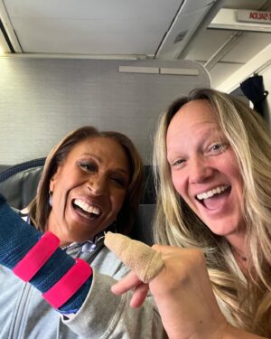 Robin Roberts Instagram - Sweet Amber & I are both on the mend but not stopping us from traveling to Houston for special night benefitting @mdandersoncancercenter. Looking forward to moderating discussion with 2 living legends @chrissieevert & @martinanavratilova. Bonus is chance to see my big brother @ler2nd & Houston fam!
#WonderfulWednesday 💕