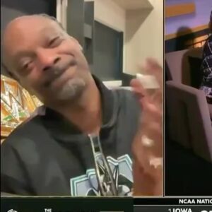 Robin Roberts Instagram - Some of my favorite highlights of @snoopdogg on the Bird & Taurasi Show 😂

Tuned in for the boss @sbird10 & @dianataurasi during the game for top tier entertainment 📺

#snoopdogg #marchmadness #womensbasketball