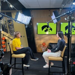 Robin Roberts Instagram - So excited to see the attention @caitlinclark22 has brought to Women's Basketball...and also excited to share our conversation on @goodmorningamerica. We chatted about her love for her home state of Iowa, moving on up to the WNBA , that record-breaking bucket and so much more.