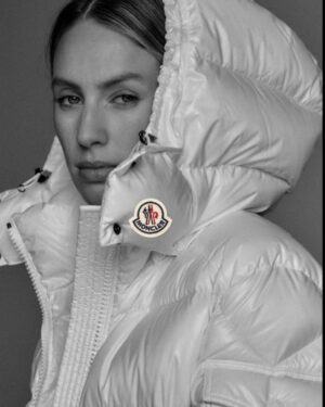 Robin Wright Instagram - Merci @moncler ! What a wonderful opportunity to hug my daughter @iamdylanpenn and not let go, for @Moncler’s heartfelt #WeLoveWinter campaign 🌬💨 ❄️