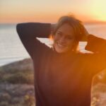 Robin Wright Instagram - Fall sunsets here in California 💛🧡 I’m wearing @pourlesfemmesofficial cozy cashmere turtleneck over a soft cotton banana leaf print pajama top that you can wear as a riff on a classic Hawaiian shirt! Timeless & seasonless! 🧡💛💚