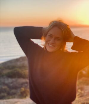 Robin Wright Instagram - Fall sunsets here in California 💛🧡 
I’m wearing @pourlesfemmesofficial cozy cashmere turtleneck over a soft cotton banana leaf print pajama top that you can wear as a riff on a classic Hawaiian shirt! Timeless 
& seasonless! 🧡💛💚