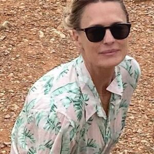 Robin Wright Instagram - Fall sunsets here in California 💛🧡 
I’m wearing @pourlesfemmesofficial cozy cashmere turtleneck over a soft cotton banana leaf print pajama top that you can wear as a riff on a classic Hawaiian shirt! Timeless 
& seasonless! 🧡💛💚