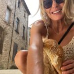 Robin Wright Instagram - So lucky to be with my family in the sunshine. I hope you, my extended family, are able to be together and drink in some sunshine too! #lucky #thankfulforyou
