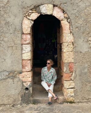 Robin Wright Instagram - Pour Les Femmes’ Summer Edit is now available on our website. Featuring a melange of vibrant yet serene palettes reminiscent of the tropics. 🌞