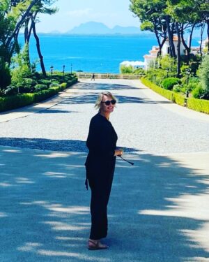 Robin Wright Instagram - Listening to old Jacques Dutronc at the Hotel du Cap whilst working with @pourlesfemmesofficial & @pourlesfemmesfoundation #pajamas #slowfashion #decentwork #pourlesfemmes #forthewomen #actionkivu